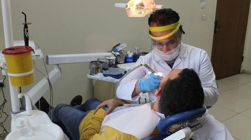 Hastalara G&uuml;lmeyi Sevdiren Doktor