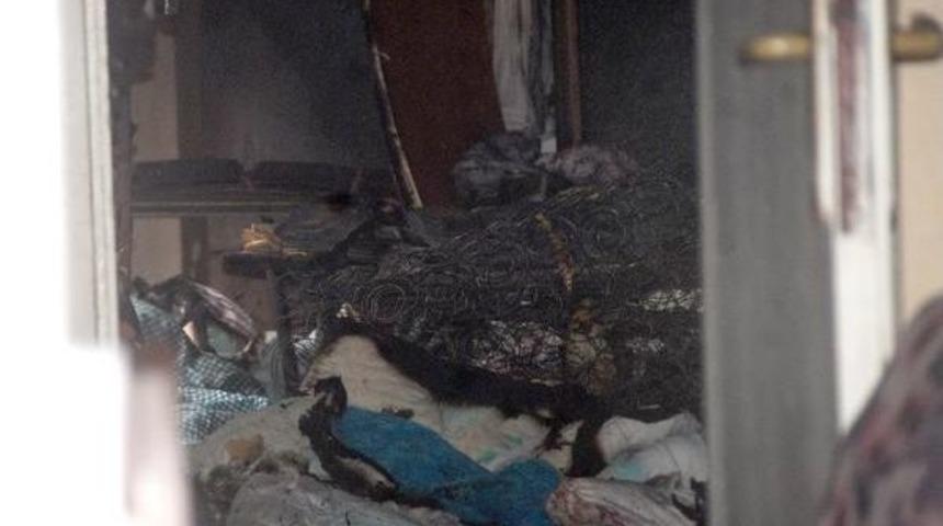 Apartmanda Çıkan Yangında 8 Kişi Hastaneye Kaldırıldı