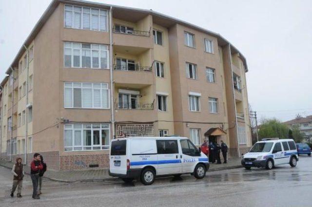 Apartmanda Çıkan Yangında 8 Kişi Hastaneye Kaldırıldı