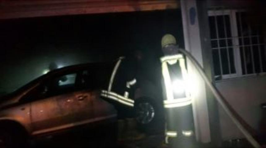 İşyerinde Çıkan Yangında 4 Lüks Otomobil Kullanılamaz Hale Geldi