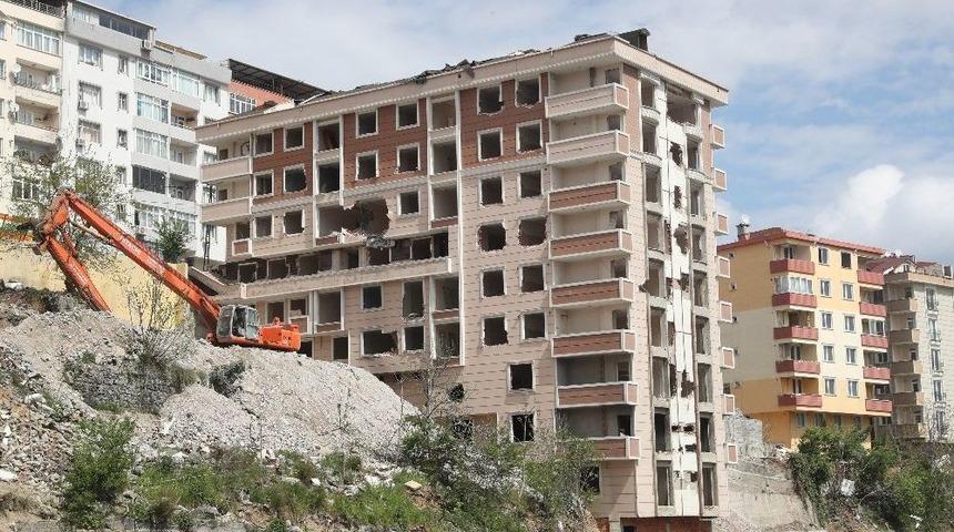 Gaziosmanpaşa’da Depreme Dayanıksız 2 Bina Yıkıldı