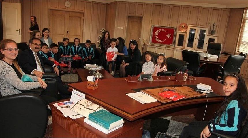 &Ccedil;ocuklar Ga&uuml;n Rekt&ouml;r&uuml; G&uuml;r&rsquo;&uuml;n Koltuğunda