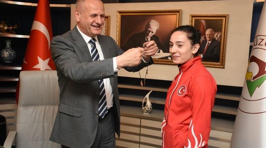 Başkan Keleş&rsquo;ten D&uuml;nya Şampiyonuna Altın