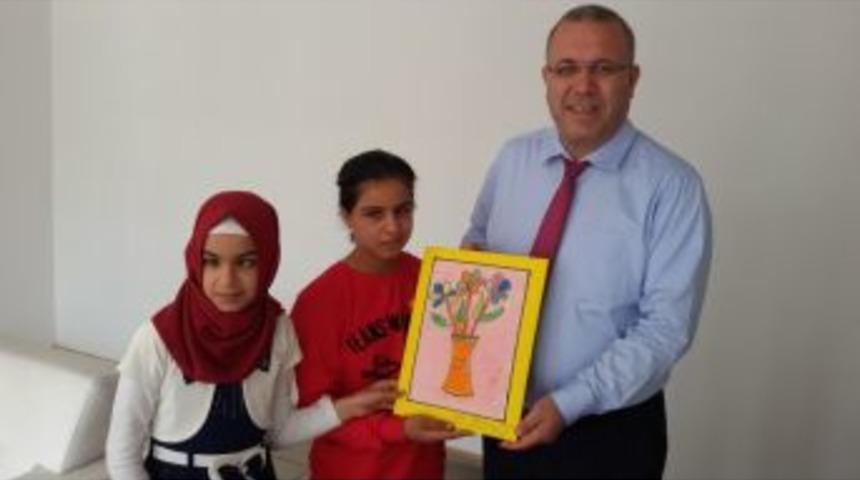 G&ouml;rme Engelli &Ouml;ğrenciler Kaymakam Dursun&rsquo;a Resim Hediye Etti