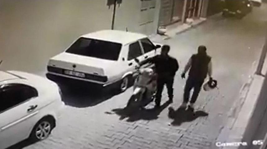Motosiklet Hırsızları Kameraya Yakalandı