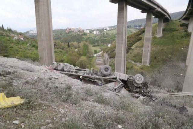 Çimento Yüklü Tır Viyadükten Uçtu, Sürücüsü Öldü