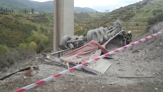 Çimento Yüklü Tır Viyadükten Uçtu: 1 Ölü