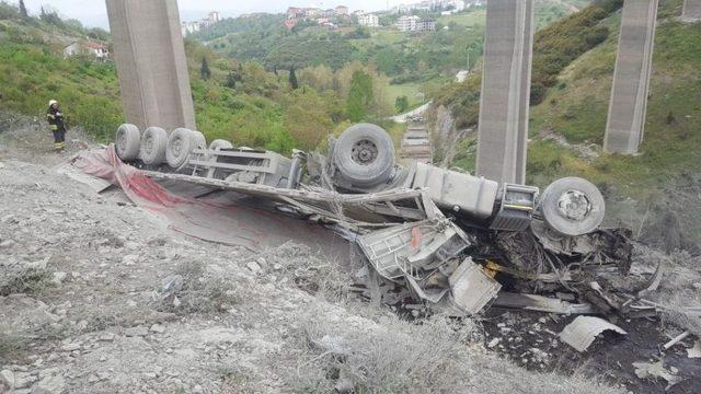 Çimento Yüklü Tır Viyadükten Uçtu: 1 Ölü