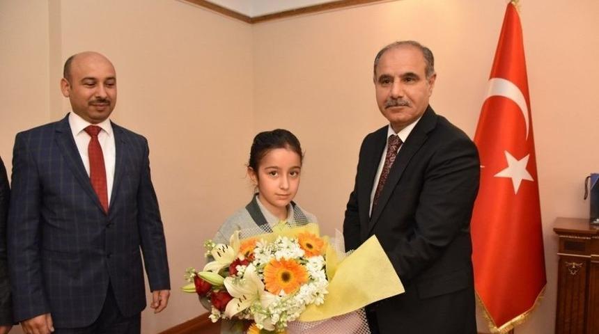 Vali Aktaş, G&ouml;revini &Ccedil;ocuklara Devretti