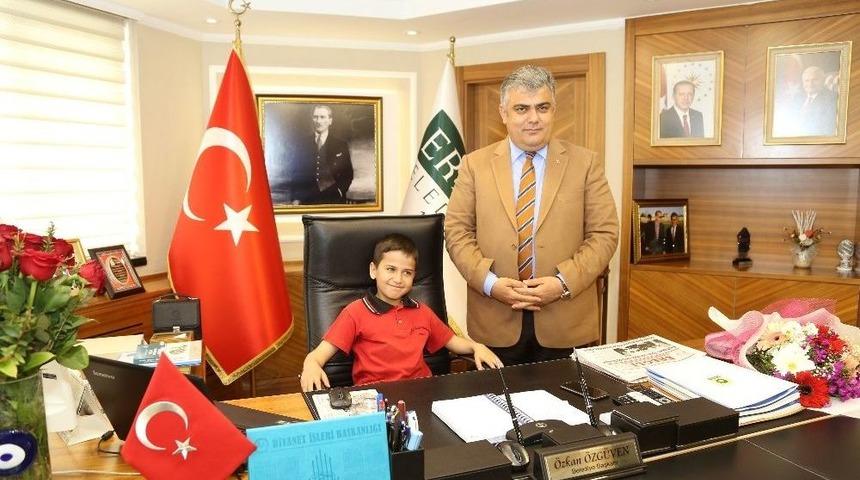 Başkan &Ouml;zg&uuml;ven, Makamı Miniklere Emanet Etti