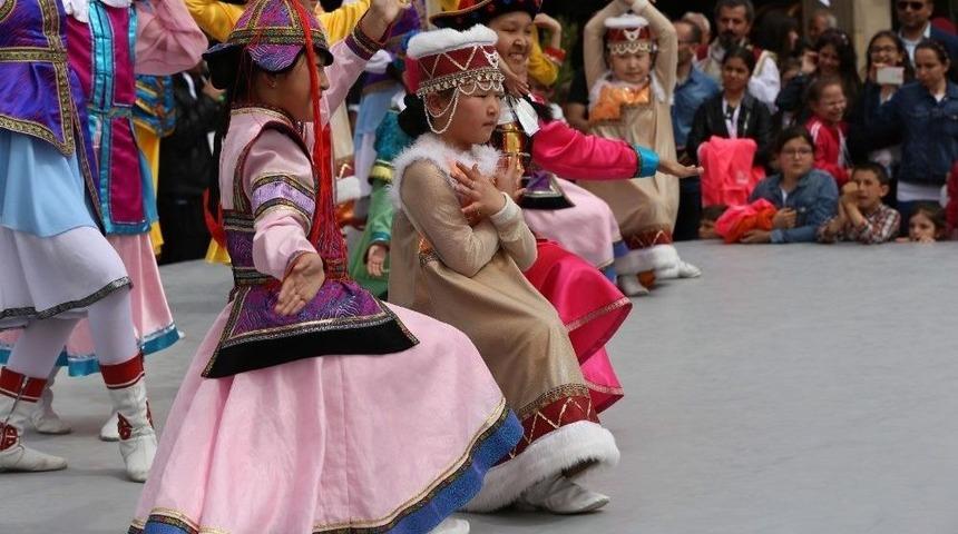 D&uuml;nya &Ccedil;ocuklarının G&ouml;sterileri B&uuml;y&uuml;k İlgi G&ouml;rd&uuml;