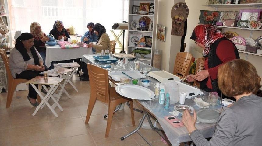 Hem Meslek &Ouml;ğreniyorlar Hem Para Kazanıyorlar