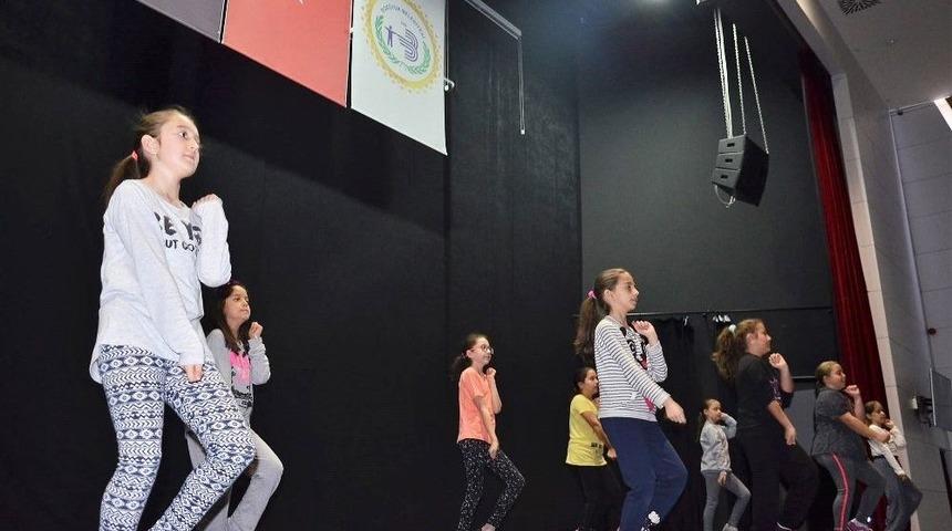 Boz&uuml;y&uuml;k&rsquo;te Dansın Her Dalı &Ouml;ğretiliyor