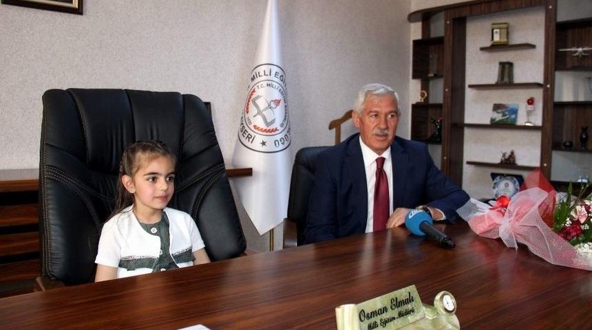 3. Sınıf &Ouml;ğrencisi Tosun, M&uuml;d&uuml;r Elmalı&rsquo;nın Koltuğuna Oturdu