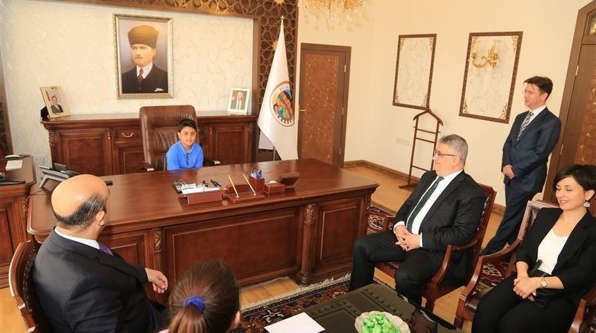 Vali Pekmez Valilik Makamını &Ccedil;ocuklara Devretti