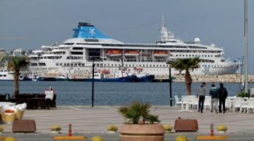 &Ccedil;eşme&rsquo;ye 68 Kez Kruvaziyer Gemisi Yanaşmıştı, Bu Yıl 33&rsquo;e D&uuml;şt&uuml;