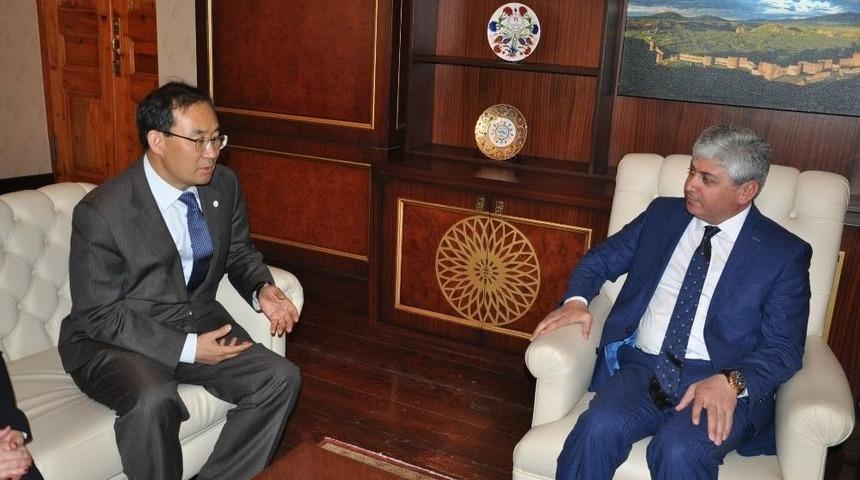 Kore B&uuml;y&uuml;kel&ccedil;isi Yunsoo Cho&rsquo;dan Vali Doğan&rsquo;a Ziyaret