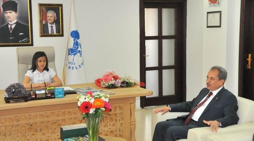 Başkan Akkaya, Koltuğunu İlkokul &Ouml;ğrencisine Devretti