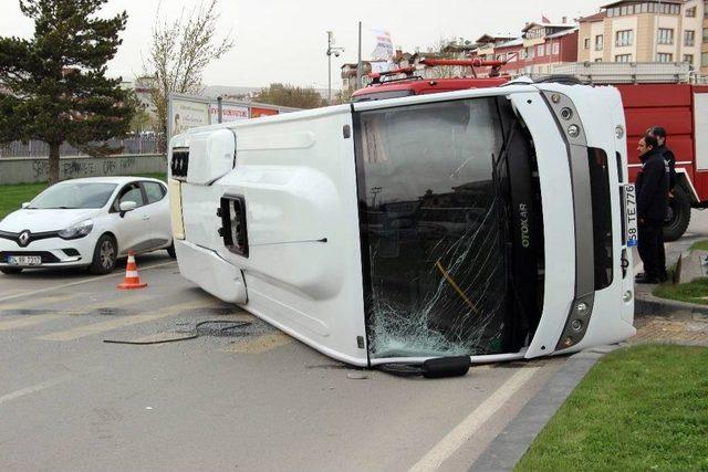 Sivas’ta Askeri Midibüs Devrildi