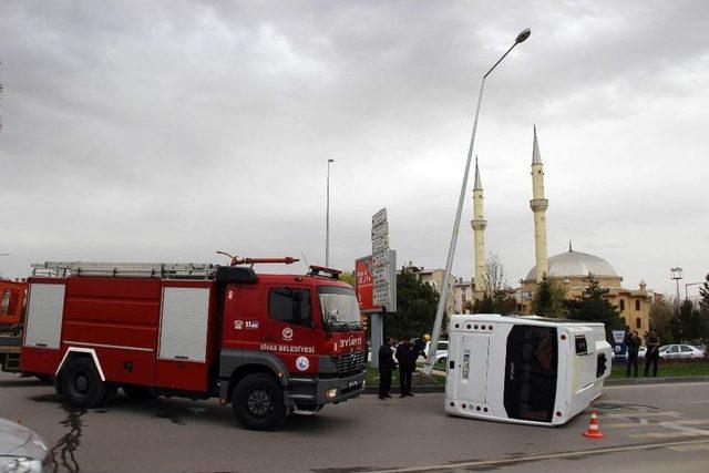 Sivas’ta Askeri Midibüs Devrildi