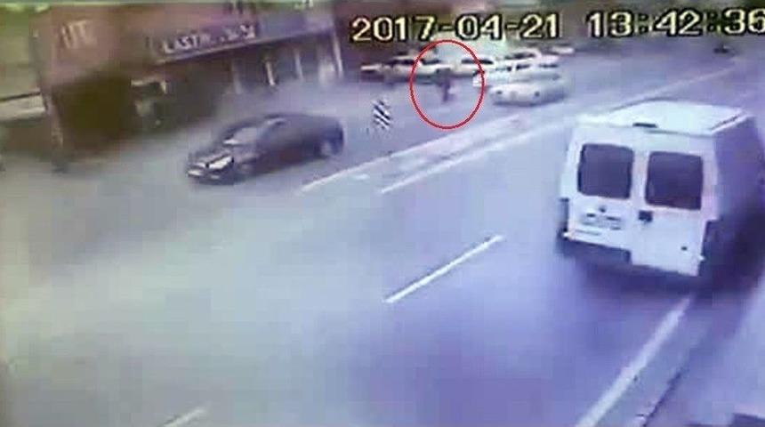 Pendik&rsquo;te Dalgın Yaya Canından Oldu