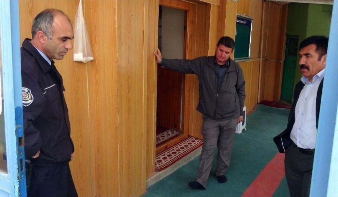 Camiden Ayakkabı &Ccedil;alan Hırsız Kendi Ayakkabısını Vatandaşa Bıraktı