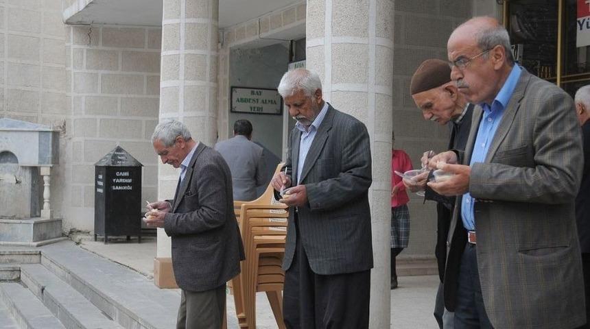 &Ccedil;elikhan&rsquo;da Bin 500 Kişilik İrmik Dağıtıldı