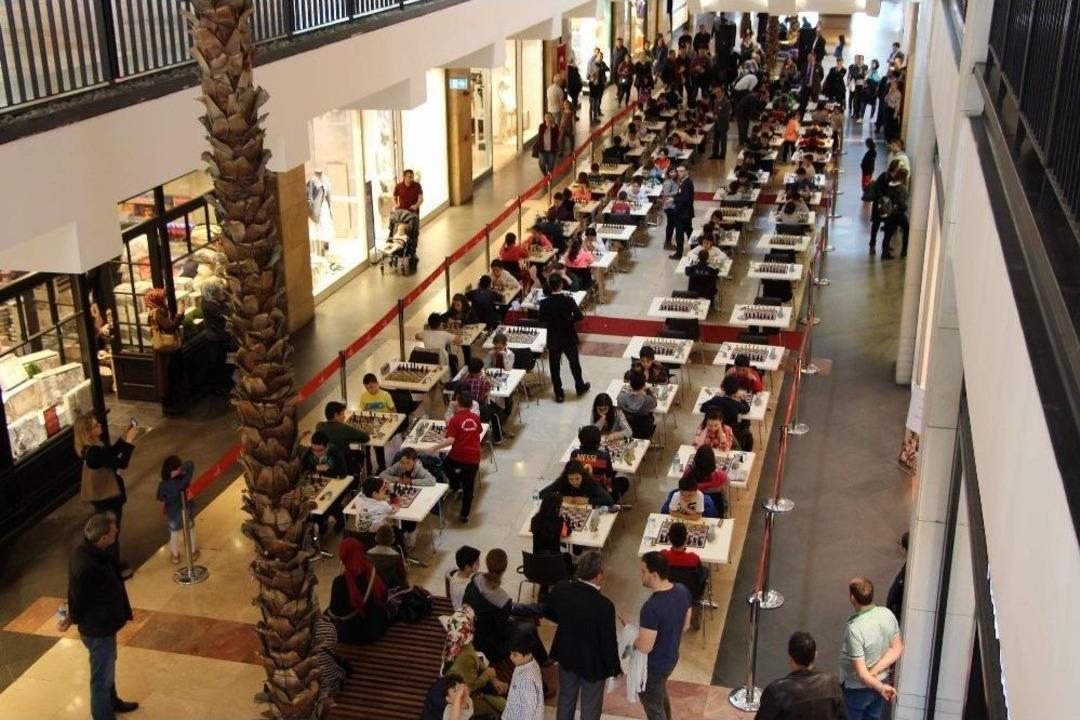 &Ccedil;ocuklar, 23 Nisan Coşkusunu Forum Trabzon&rsquo;un &Ouml;d&uuml;ll&uuml; Satran&ccedil; Turnuvası İle Yaşadı
