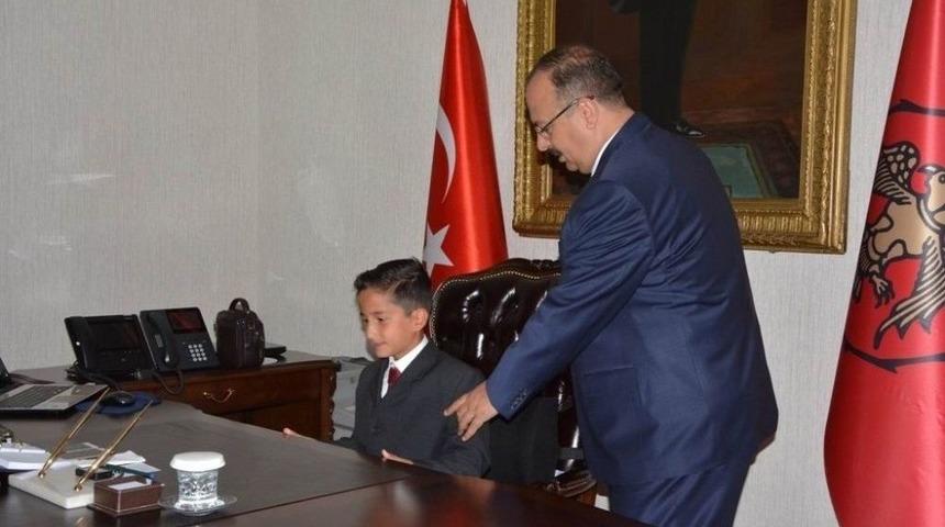 Vali Canbolat, Koltuğunu İlkokul &Ouml;ğrencisine Devretti