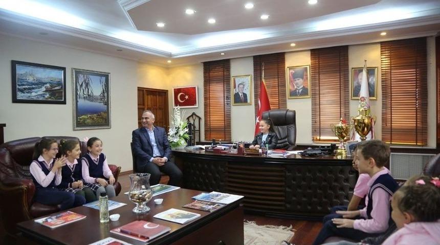 Başkan Yılmazer Koltuğunu &Ouml;ğrenciye Devretti