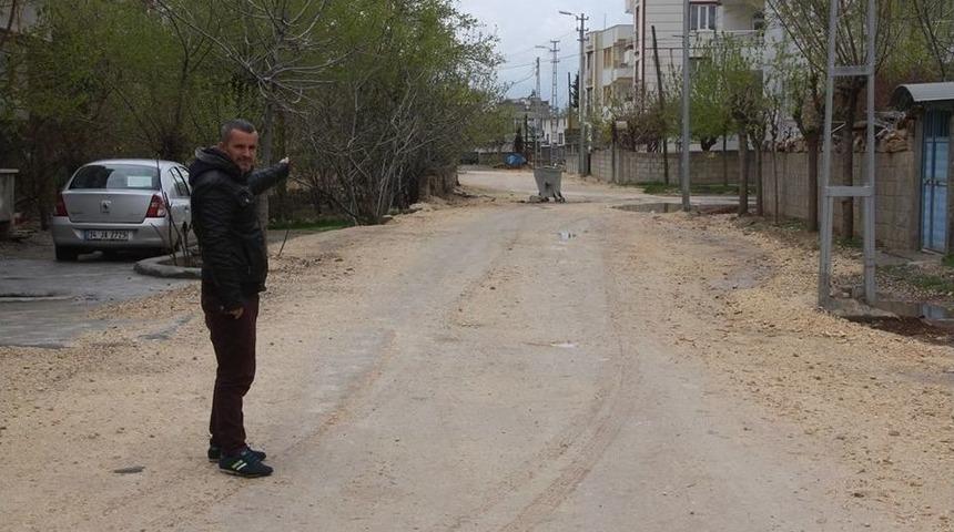 Yolları Bozuk Olan Mahalle Sakinlerinden Asfalt Yol Talebi