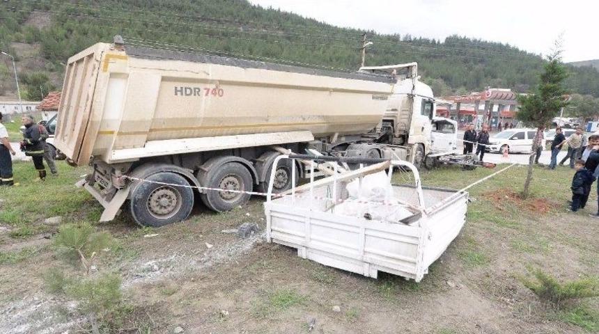 Karab&uuml;k&rsquo;te Trafik Kazası: 1 &Ouml;l&uuml;, 3 Yaralı