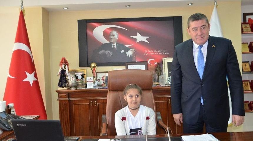 23 Nisan&rsquo;da Makam Koltuğu &Ccedil;ocukların Oldu