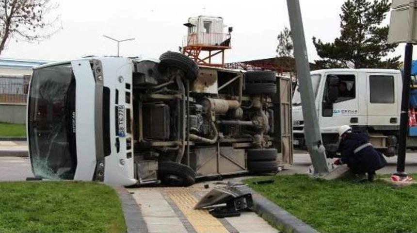 Sivas'ta Askeri Midib&uuml;s Devrildi, 2 Personel Yara Almadı