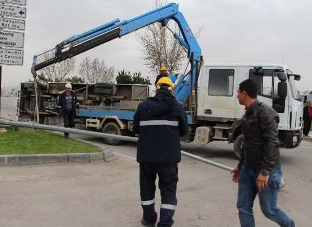 Sivas'ta Askeri Midibüs Devrildi, 2 Personel Yara Almadı