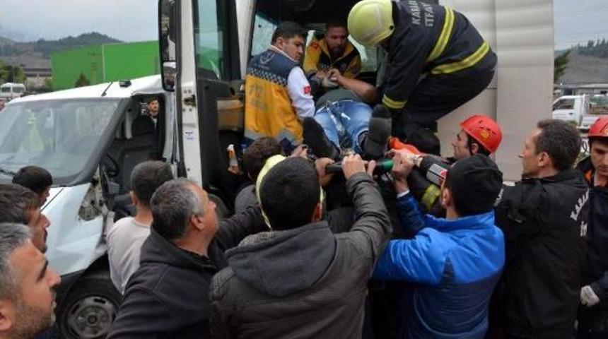 Karabük'te Tır Ve Kamyonet Çarpıştı: 1 Ölü, 3 Yaralı