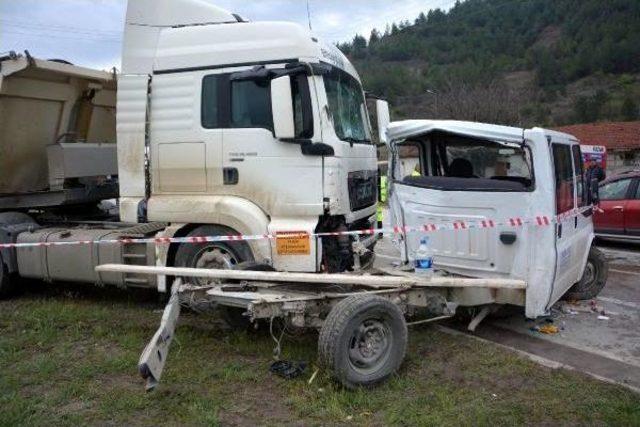 Karabük'te Tır Ve Kamyonet Çarpıştı: 1 Ölü, 3 Yaralı