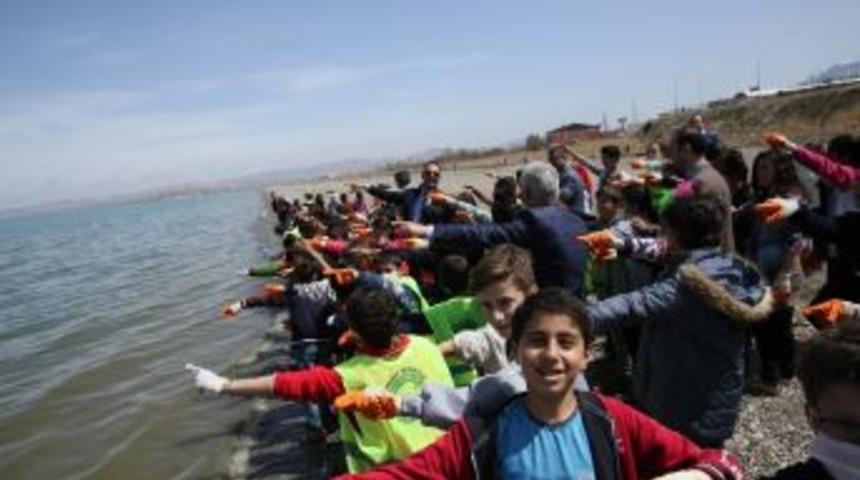 Van K&uuml;lt&uuml;r Ve Turizm İl M&uuml;d&uuml;rl&uuml;ğ&uuml;nden Sahil Temizliği