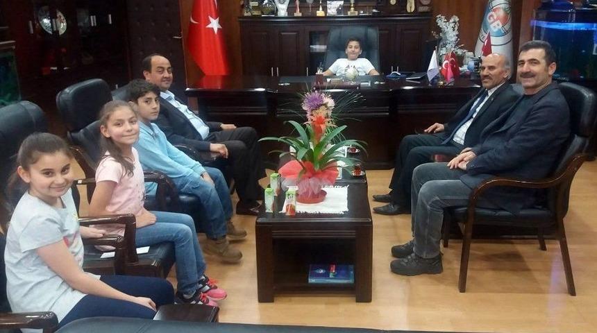 Demirtaş&rsquo;ın Başkanlık Koltuğuna 4 &Ouml;ğrenci Oturdu