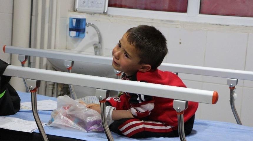 Suriye&rsquo;de Yaralanan Aile T&uuml;rkiye&rsquo;ye Sığındı