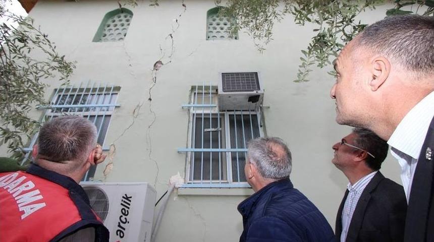 Saruhanlı&rsquo;daki Depremde Bazı Evlerde Hasar Oluştu