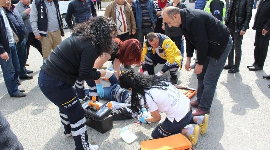 Minib&uuml;sle Motosiklet &Ccedil;arpıştı: 1 Yaralı