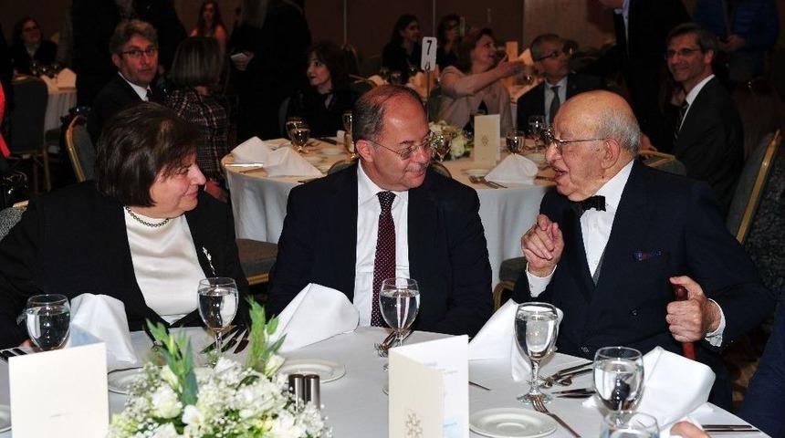 T&uuml;rkiye Milli Pediatri Derneğinden Bakan Akdağ&rsquo;a Onur &Ouml;d&uuml;l&uuml;