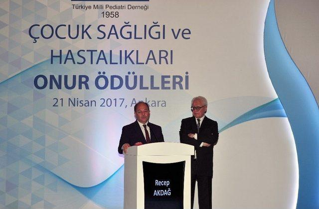 Türkiye Milli Pediatri Derneğinden Bakan Akdağ’a Onur Ödülü