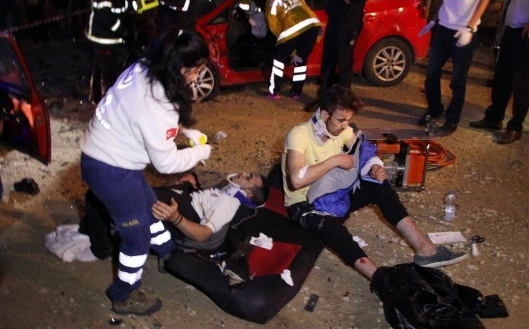 İki Otomobil Kafa Kafaya &Ccedil;arpıştı: 7 Yaralı