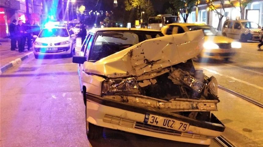 Bursa&rsquo;da Kaza: Akadan &Ccedil;arptığı Aracı Yaya Yoluna Fırlattı