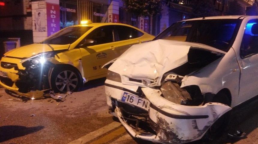 Kontrolden &Ccedil;ıkan Ara&ccedil; 2 Ticari Taksiye &Ccedil;arptı: 3 Kişi Yaralandı.