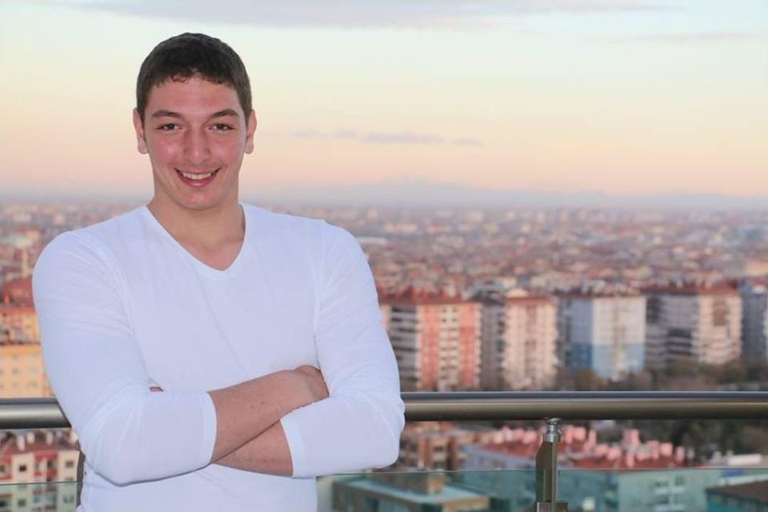 Kalbinden Bı&ccedil;aklanan 19 Yaşındaki Gen&ccedil; Hayatını Kaybetti