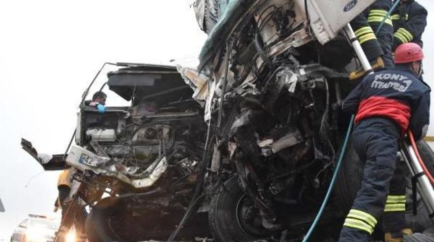 Kamyonlar Kafa Kafaya &Ccedil;arpıştı: 1 &Ouml;l&uuml;, 1 Yaralı