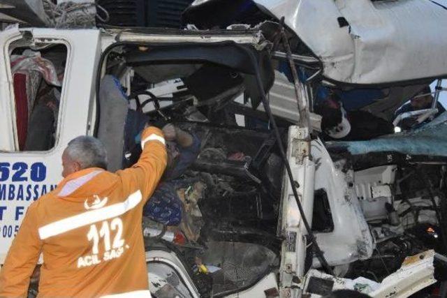Kamyonlar Kafa Kafaya Çarpıştı: 1 Ölü, 1 Yaralı 3